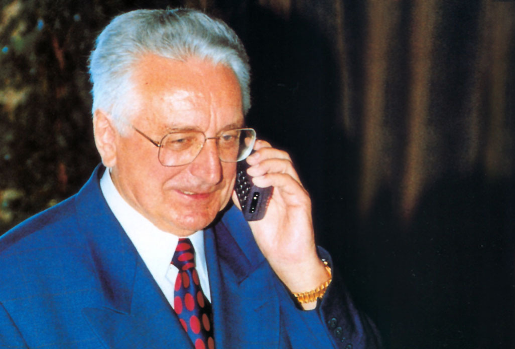 Prvi hrvatski predsjednik Franjo Tuđman s mobilnim aparatom